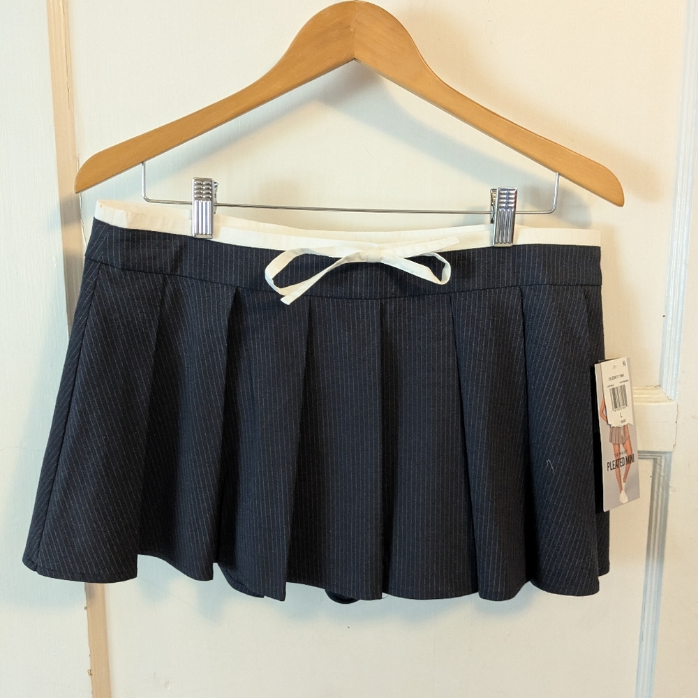 Celebrity Pink (NWT) Navy Pinstripe, Pleated Mini Skort, Large